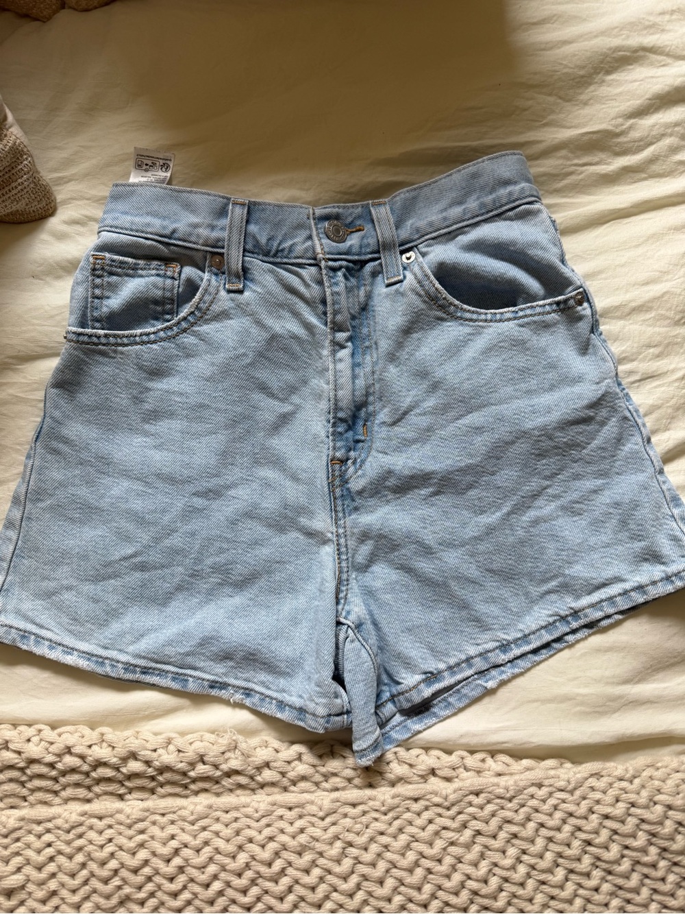 Womens Levi’s Light Blue Denim High-Rise Mom Shorts Size 24